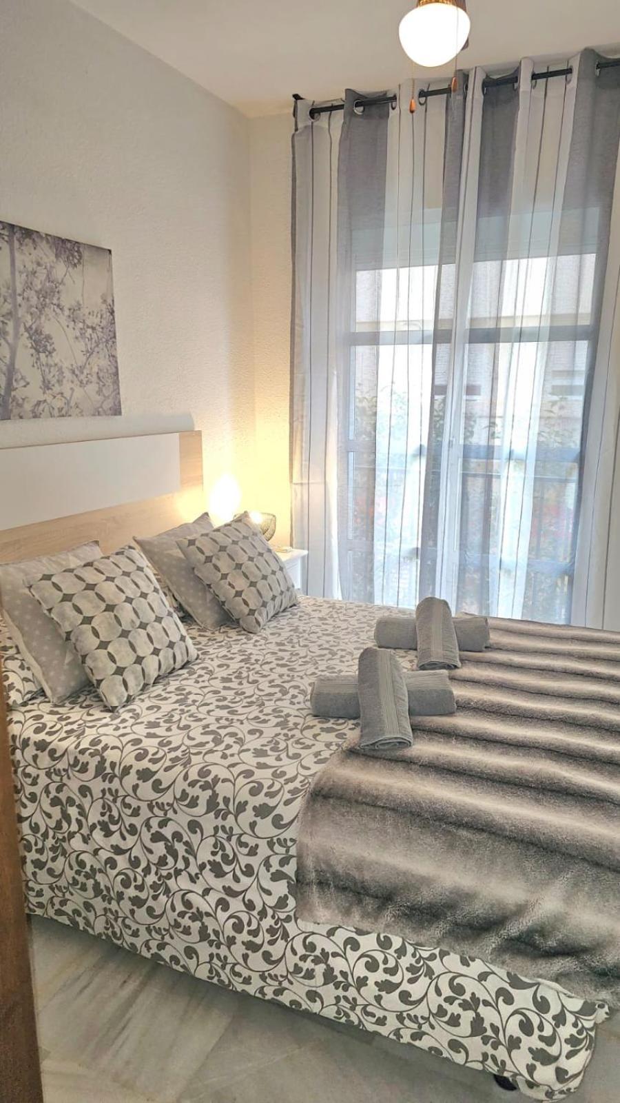 Ideal Holiday Apartment One Bedroom City Center มาลากา ภายนอก รูปภาพ