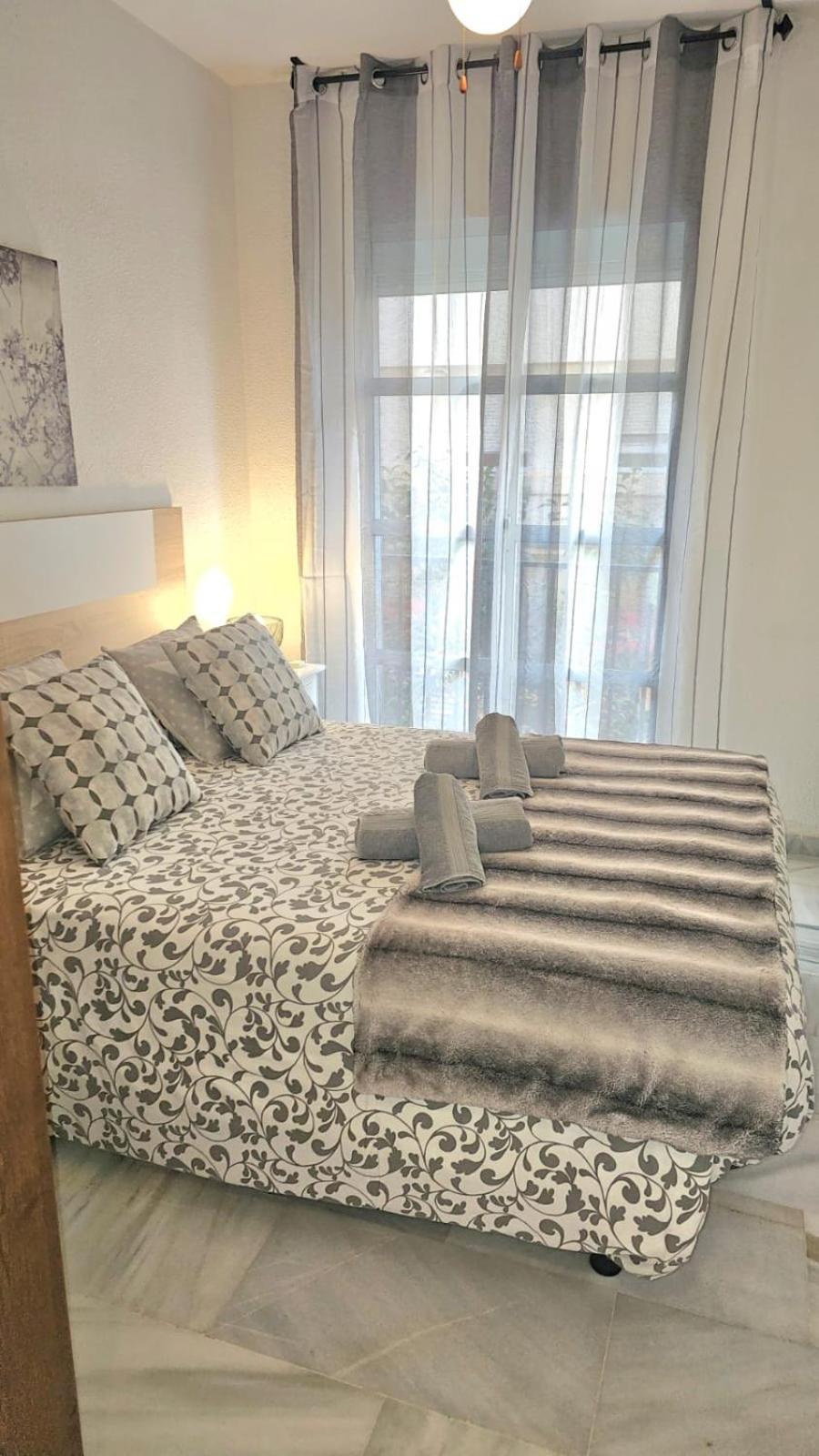 Ideal Holiday Apartment One Bedroom City Center มาลากา ภายนอก รูปภาพ